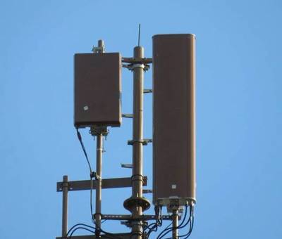 泰晤士河畔的銀色守望者——英國街頭的華為5G基站